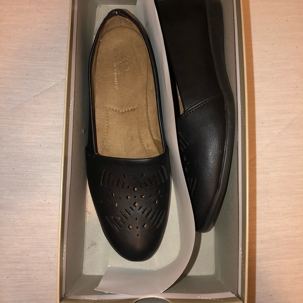 Flat dress shoes